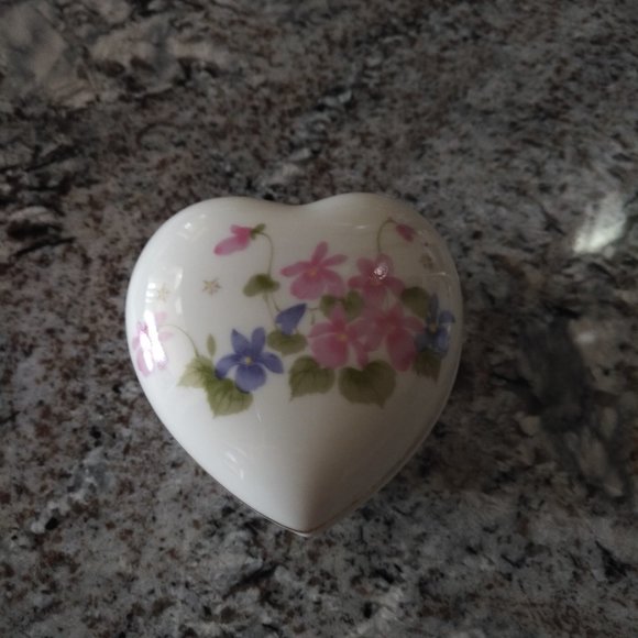 NEW CERAMIC HEART WITH PAINTED PINK & PURPLE VIOLET FLOWERS FILLED WITH A CANDLE - Picture 3 of 8